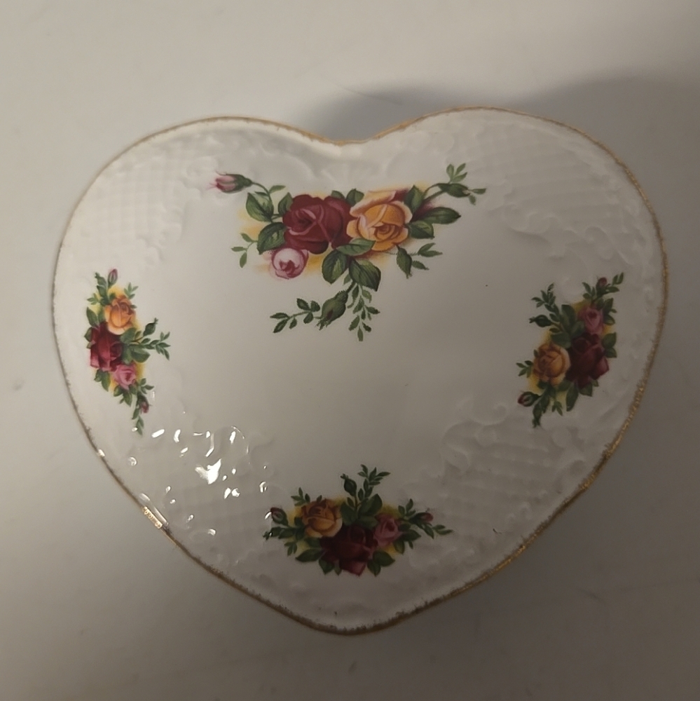 The Royal Albert Bone China Old Country Roses Heart Shaped Trinket Jewelry Box